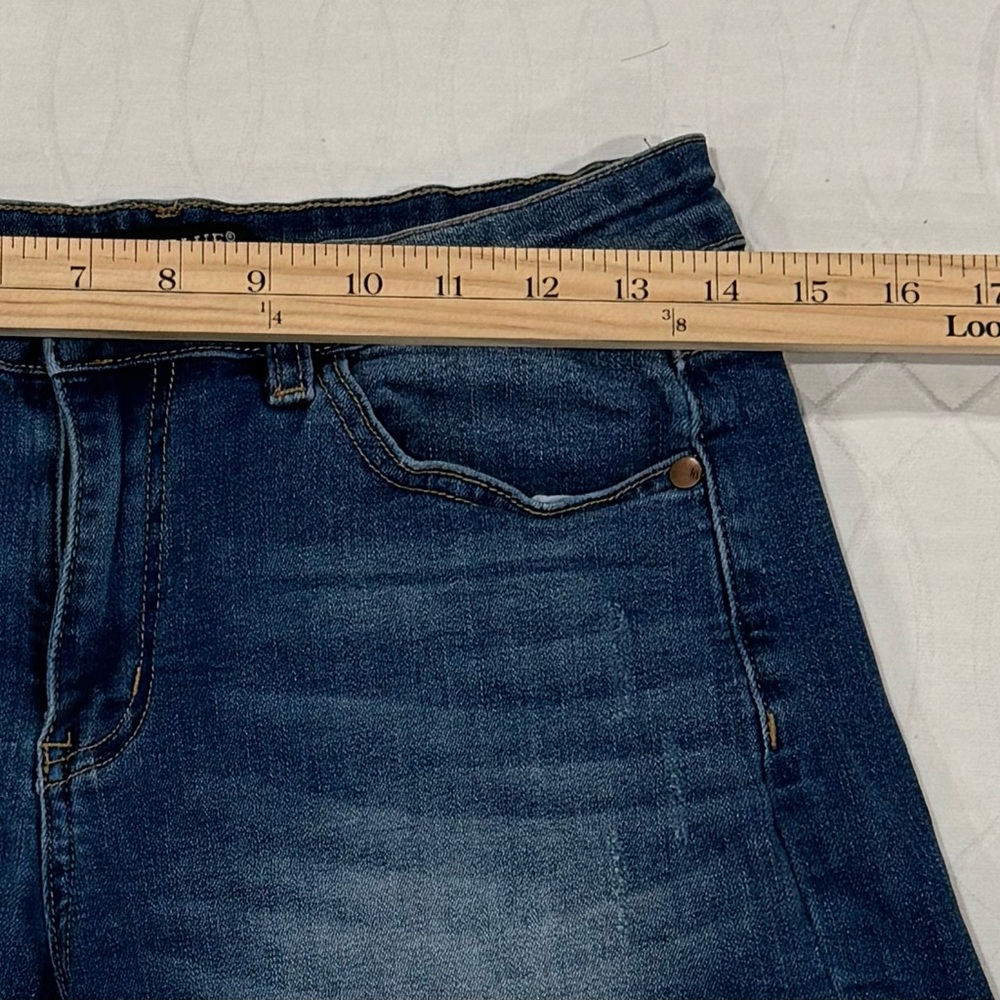 Women’s Judy Blue Jean Shorts Blue Stretch
Cuffed Raw Hem Denim Mid Rise Size 28 - Picture 6 of 8